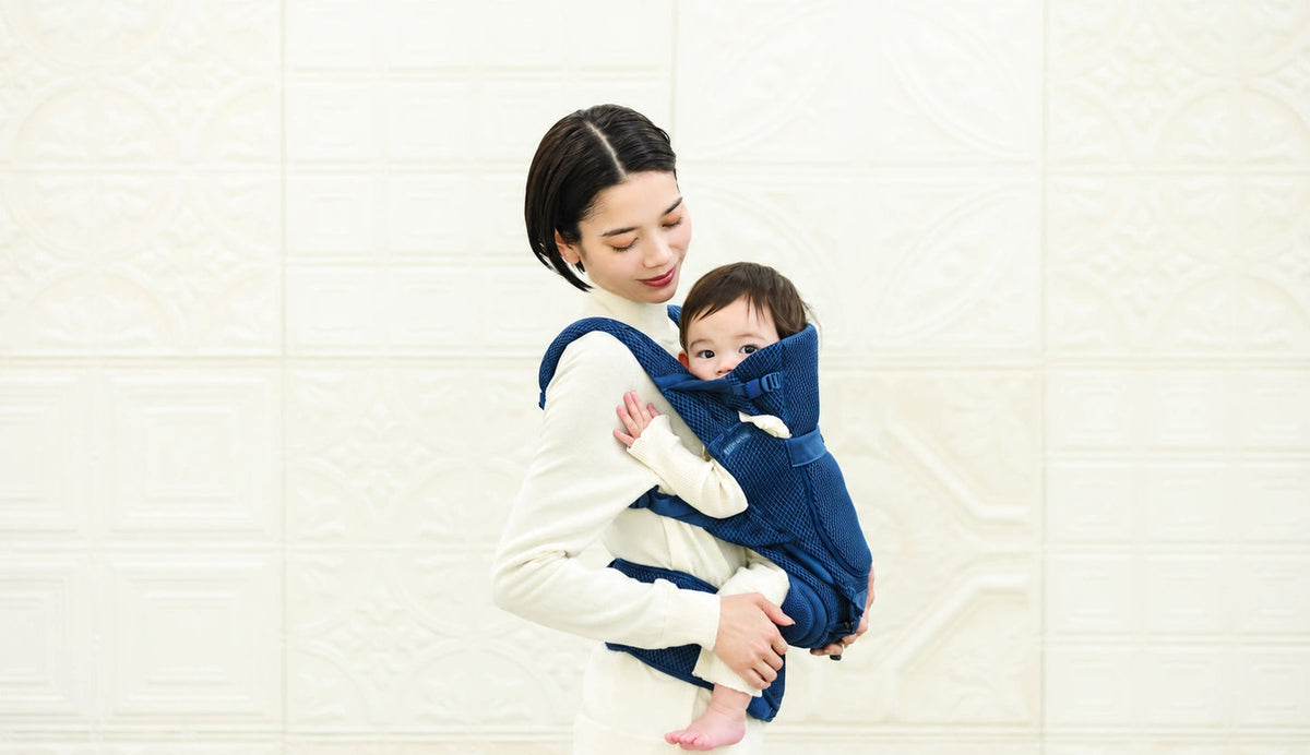 BABY&Meで赤ちゃんを抱く母親